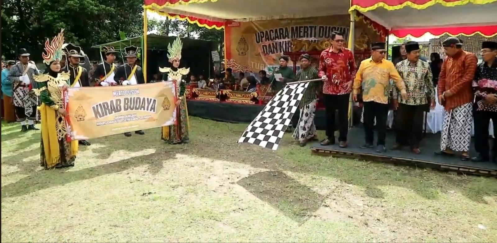 Kirab Budaya Meriahkan Merti Dusun Jamblangan, Warga Tunjukkan Kekompakan dan Pelestarian Tradisi